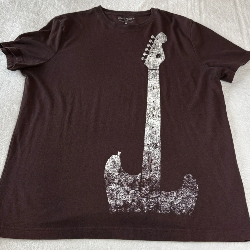 🎸Banana Republic Guitar graphic Crew Neck Tee